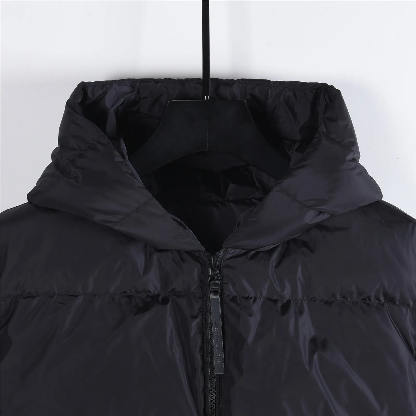 P820 ​​Big Goose 90 down knitted splicing stand collar Snow White 2nd generation down jacket Canada Goose Canada Goose 6507w HyBridge series FW24 windproof and waterproof splicing stand collar long sleeve wool short down jacket for women Knitted splicing thin down jacket! At this time of year, several sweaters with down are released. In fact, the evergreen style of sweaters and down is a basic style. It can be worn alone or layered, which will give it a more layered look!!! The front is down, and the back and two sleeves are made of wool blended fabrics. The soft and delicate knitted feel is not irritating at all! The texture is amazing, the velvet is large, delicate and stemless, and full of fluffiness! The filling is sufficient, and the thermal performance is second to none!!! It is windproof and warm, eliminating any possibility of velvet running. It feels silky and smooth, and the stiffness is also very good. The upper body will not look bloated. It is an evergreen model with a spliced ​​design! Color: cotton straw white, black Size: S, M, L